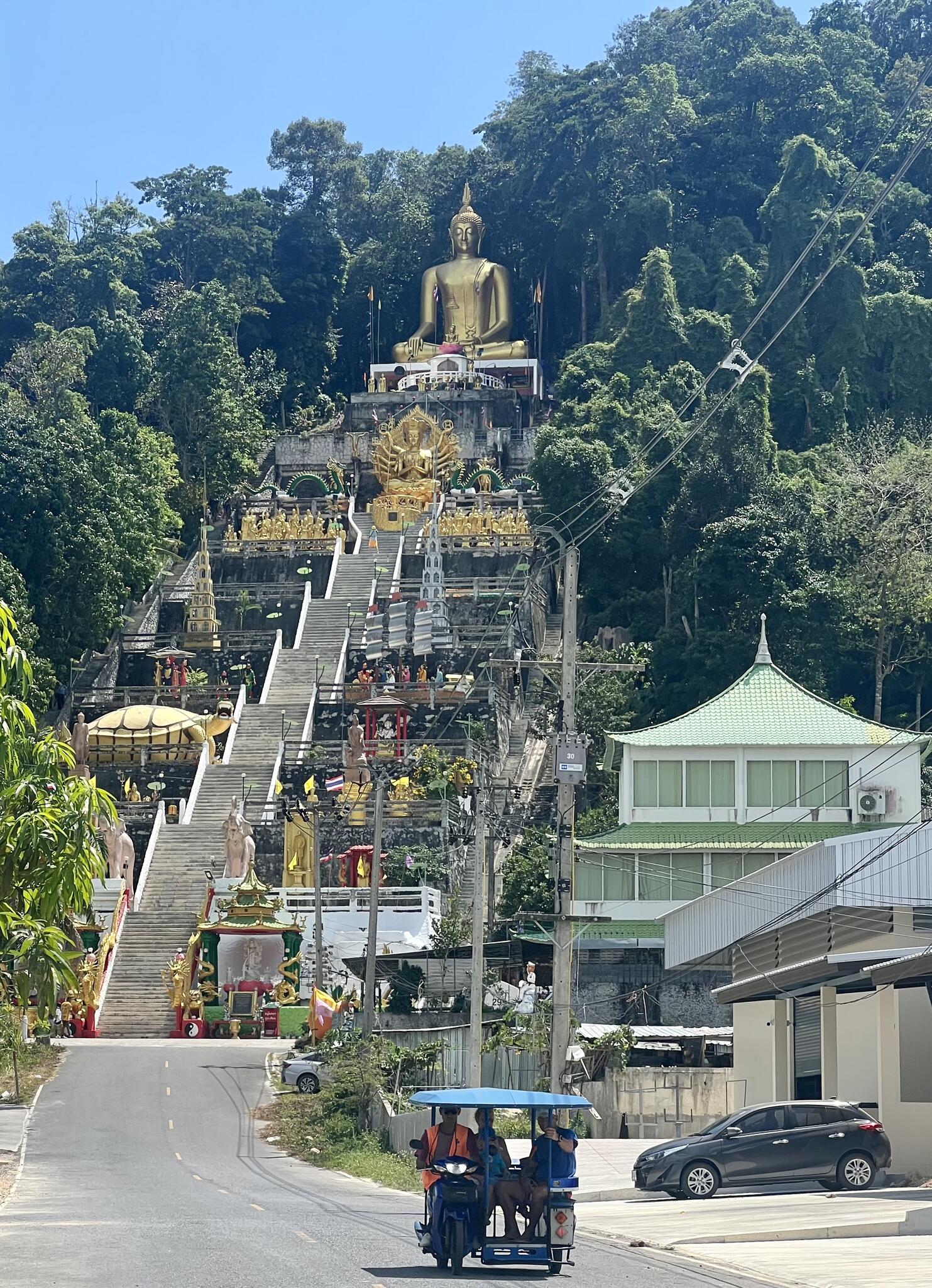 Wat Phu Khao Phra Maha Bodhisattva : Mountain Buddha Temple